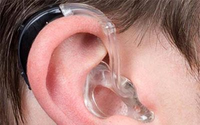 Hinter dem Ohr Hörgeräte sind sehr effektiv