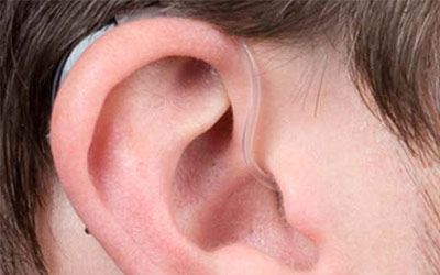Hinter dem Ohr Hörgeräte mit Dünnschlauch